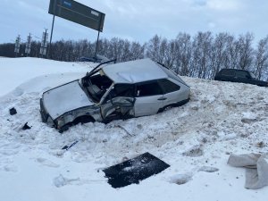 В Становлянском районе в столкновении с иномаркой пострадали водитель и пассажир ВАЗа